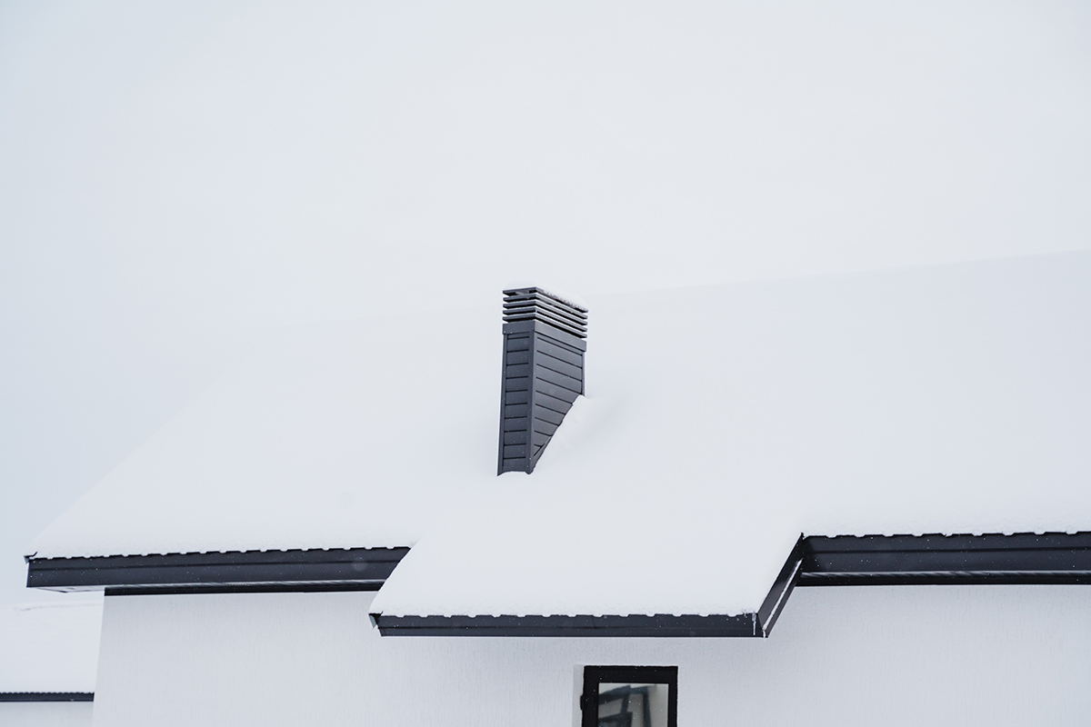 Déneigement de toiture sur la Côte-de-Beaupré.