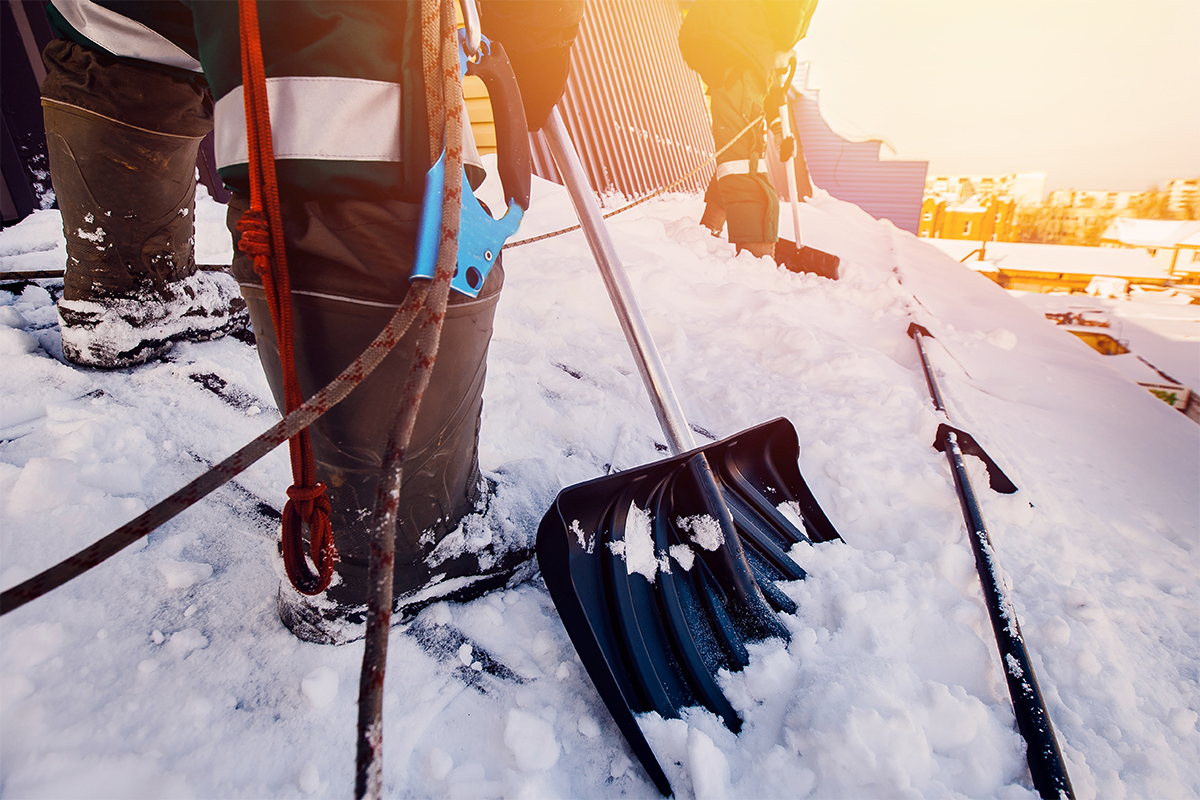 Déneigement de toiture sécuritaire.